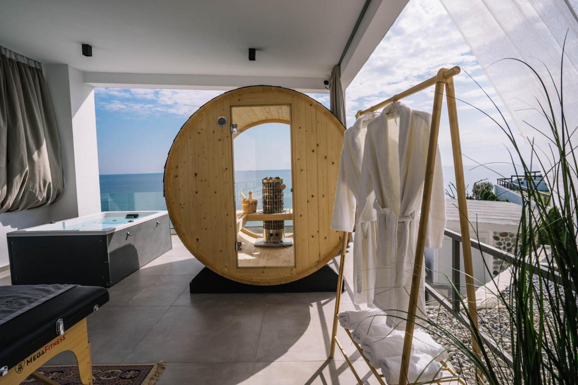 Queen Suite with Sea View - Photo 31