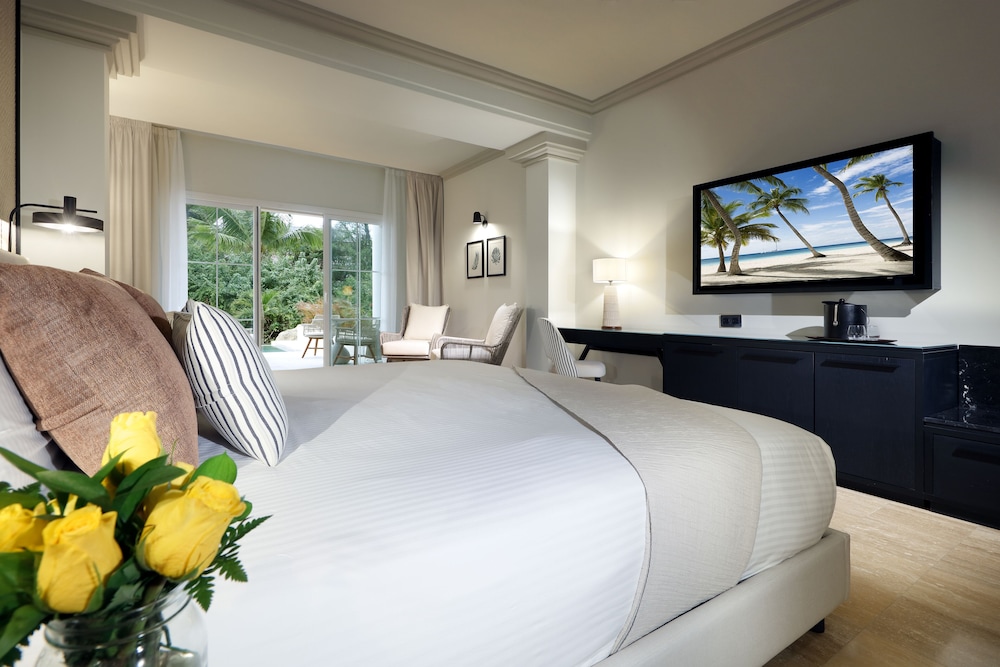 Superior Junior Suite Private Pool Beachside thumbnail 6