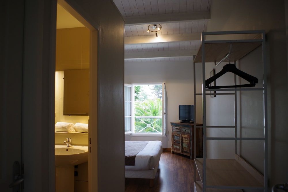 Standard Double Room - Photo 8