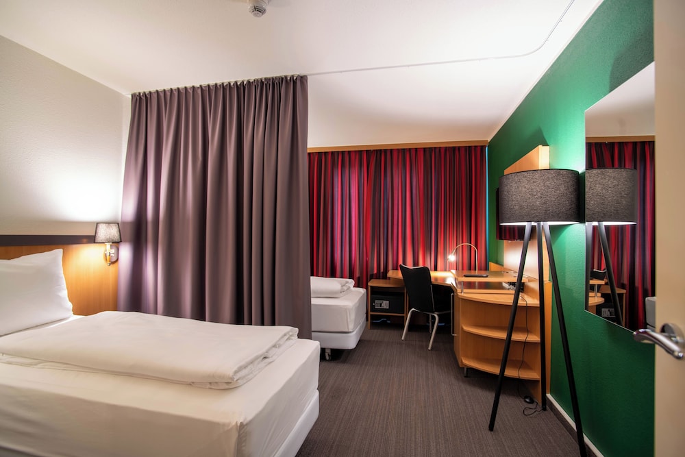 Business Room, 1 Queen Bed (Converts to 2 Twin Beds)