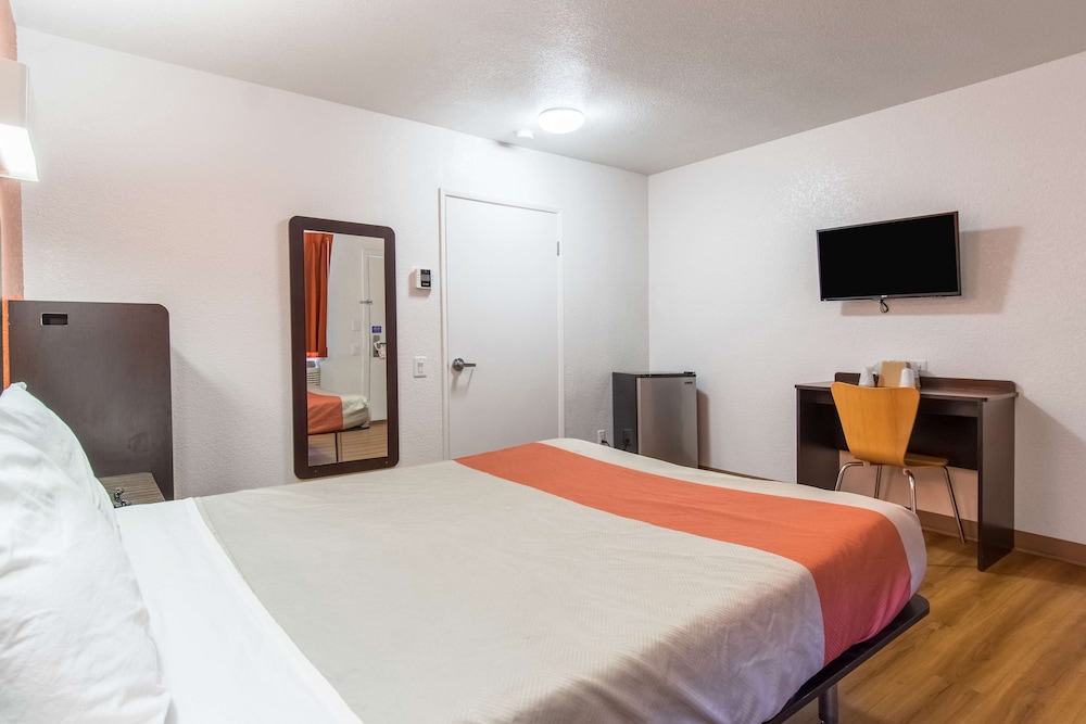 Deluxe Room, 1 Queen Bed, Smoking, Refrigerator photo 3