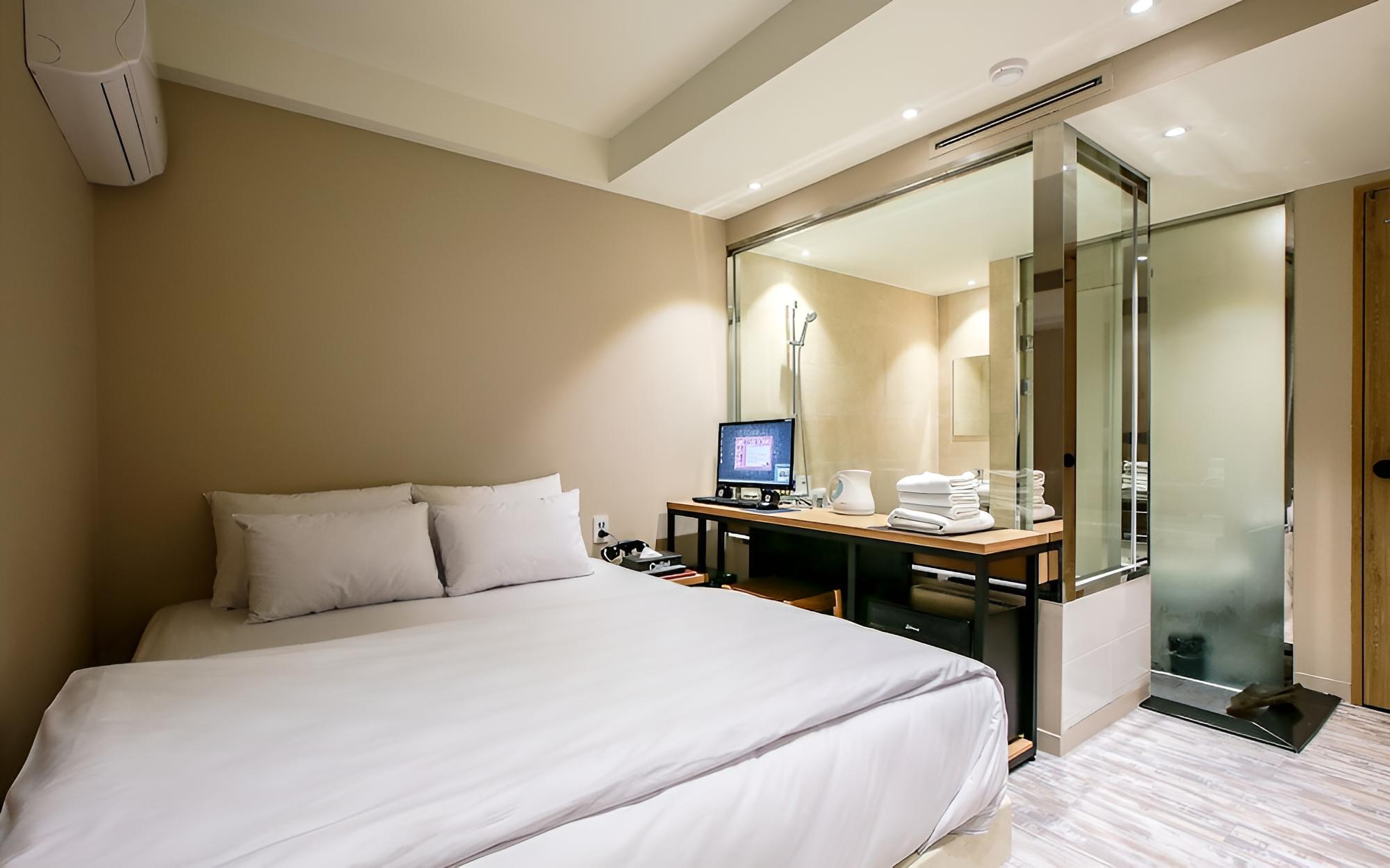 Room (Standard) - Photo 12