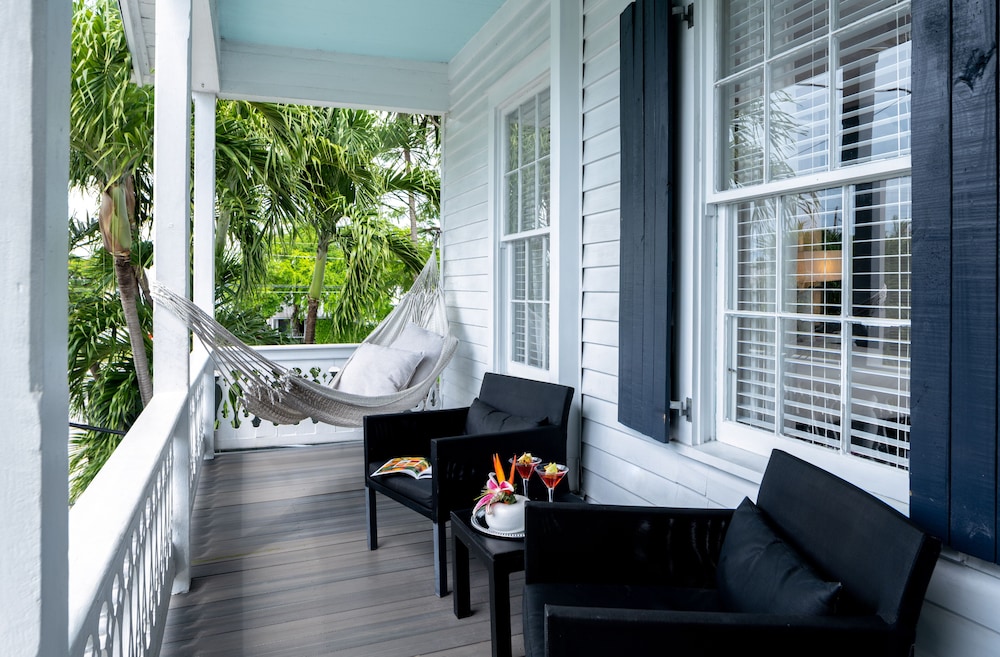 Signature Apartment, 1 Bedroom, Kitchen, Poolside (Room 17) photo 2
