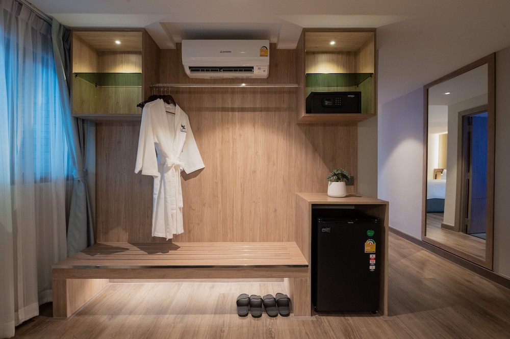 Luxury Honeymoon Suite with Jacuzzi - Photo 11