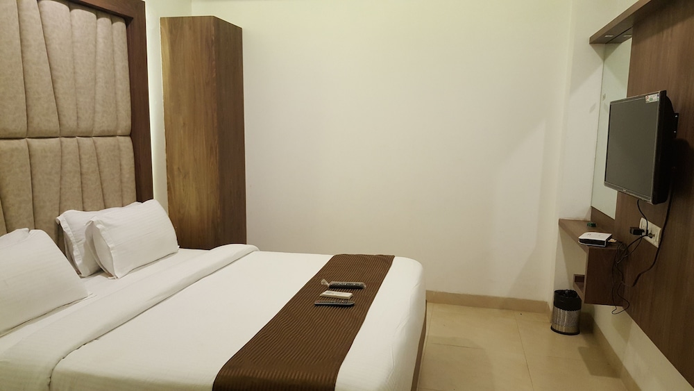 Double Room, 1 King Bed, City View photo 2
