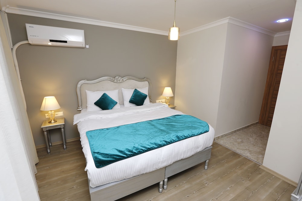 Deluxe Room, 1 Queen Bed photo 2
