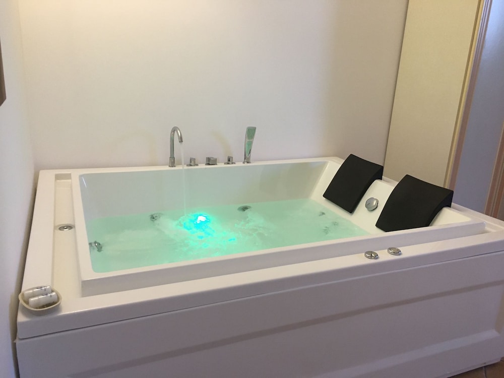 Exclusive Villa, Hot Tub, Garden Area - Photo 5
