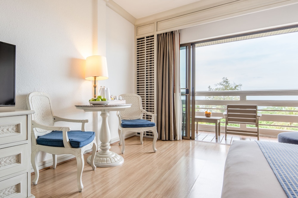 Regency Room, Pool View - Photo 6