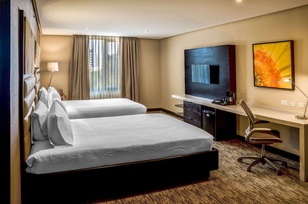 Room, 2 Queen Beds, City View - Photo 4