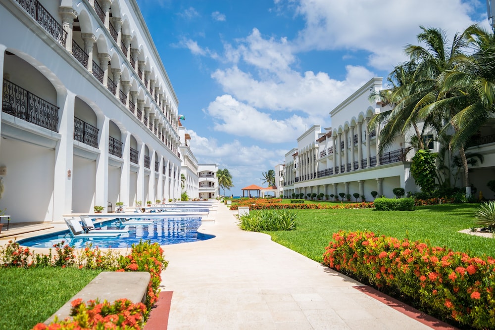 Junior Suite, 2 Queen Beds (swim-up)