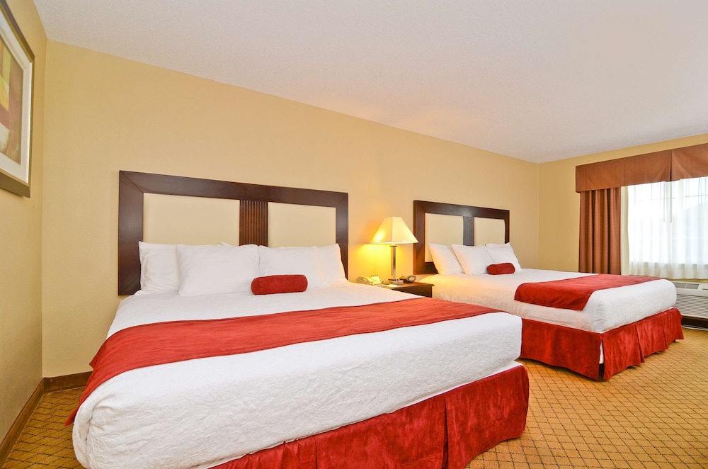 Standard Double Room, Multiple Beds, Non Smoking, Refrigerator & Microwave - Photo 2