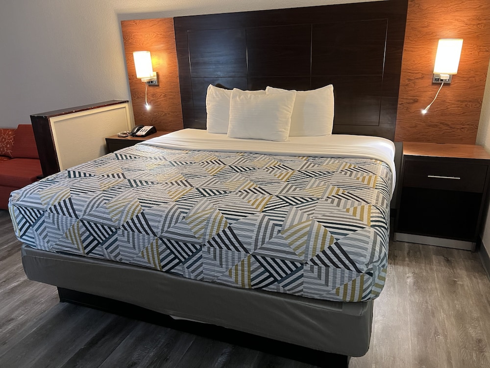 Deluxe Room, 1 King Bed, Non Smoking, Refrigerator & Microwave photo 3