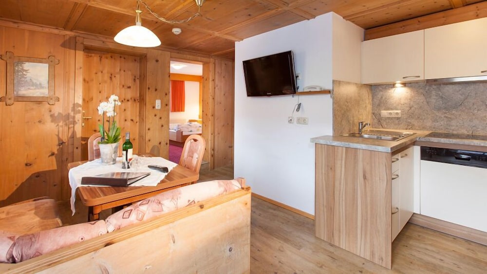 Apartment, 2 Bedrooms, Balcony, Mountain View