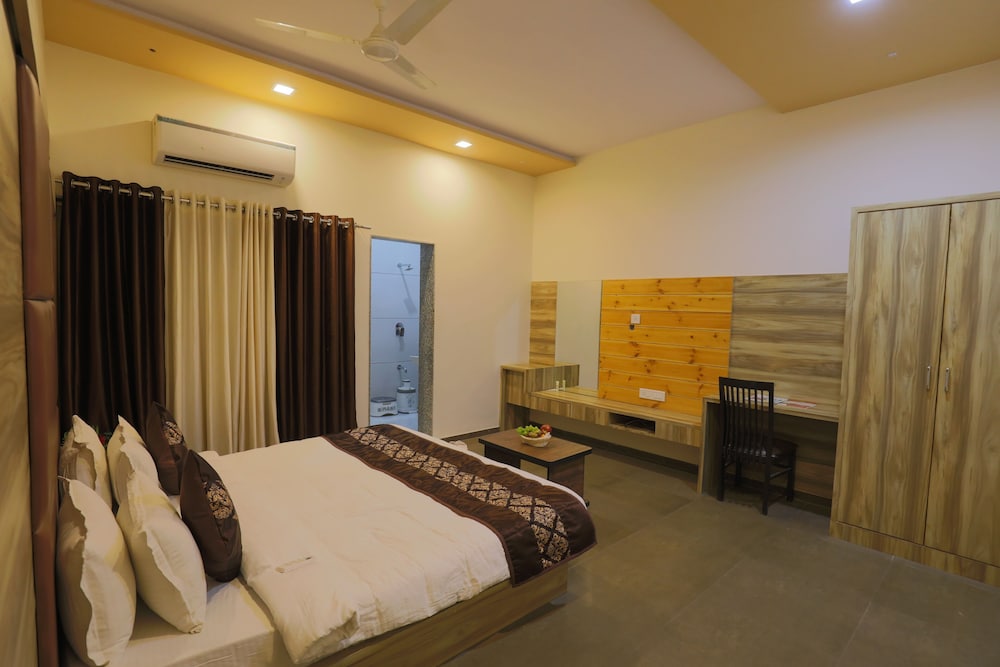 Royal Villa photo 2