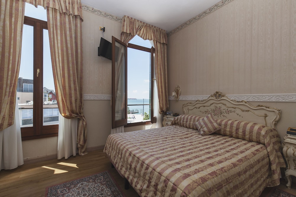 Comfort Double Room, Lagoon View photo 3