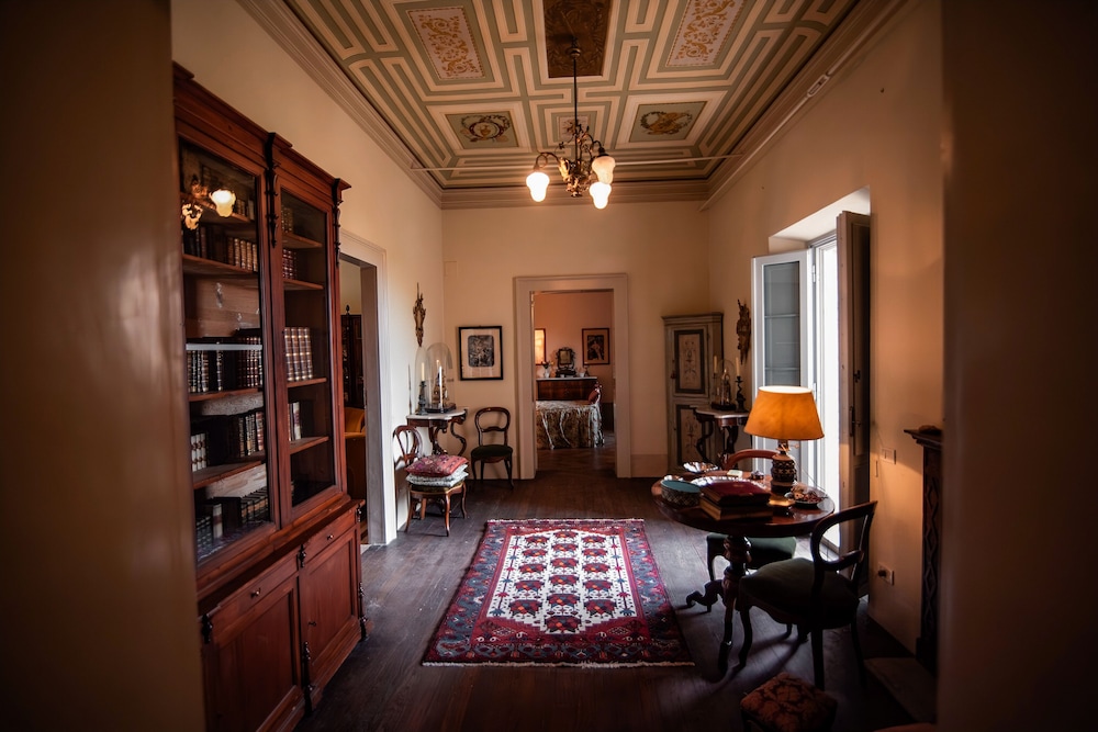 Deluxe House photo 1