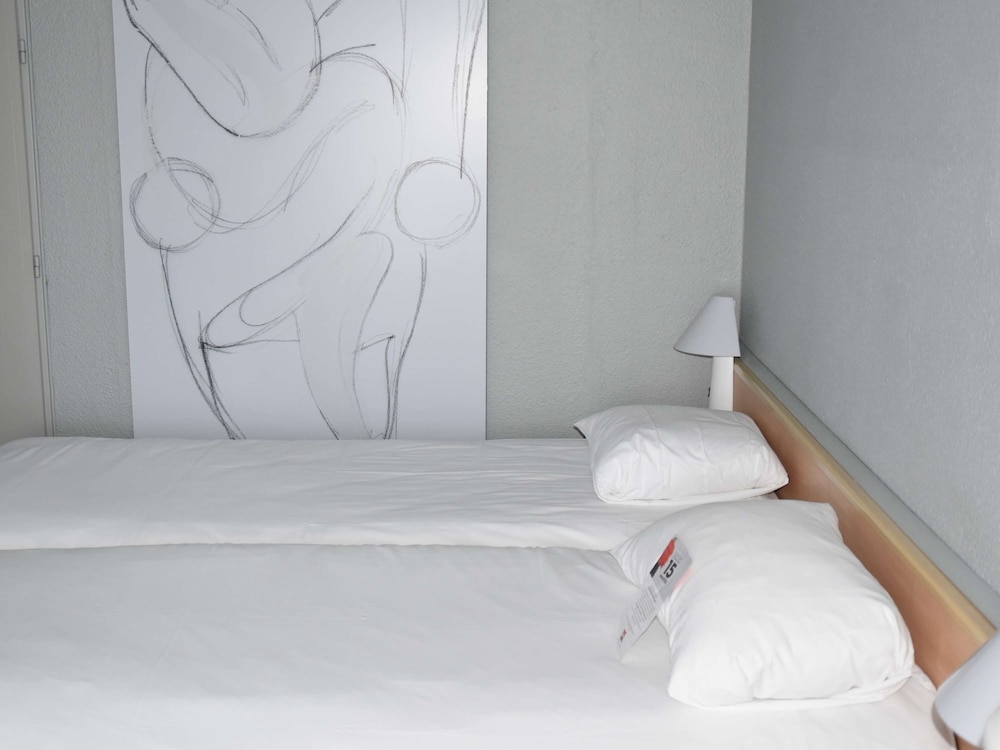 Standard Room, 2 Twin Beds - Photo 6