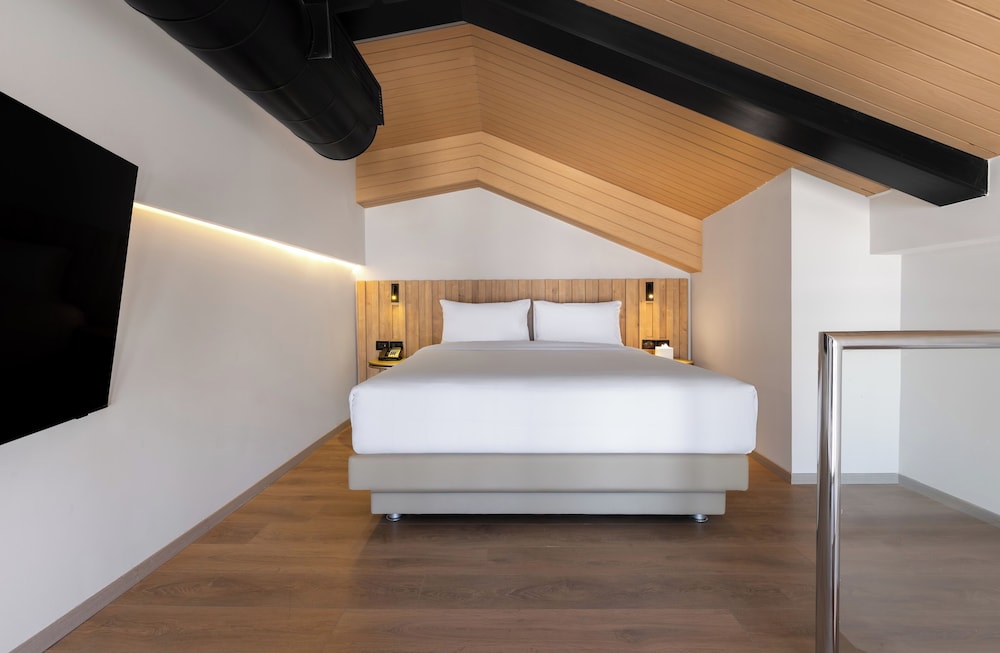 Premium Suite, 1 King Bed (Loft, Swim Up)