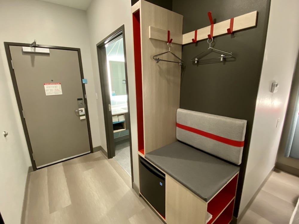 Standard Room, 1 King Bed, Accessible (Mobility, Transfer Shower) - Photo 3
