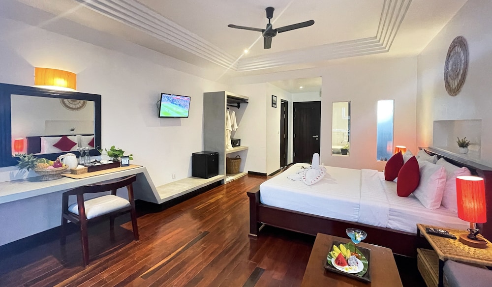 King Suite With Balcony - Photo 6
