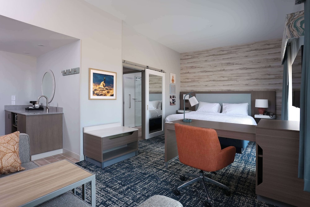 Room, 1 King Bed, Refrigerator & Microwave (Wet bar, Patio) photo 1