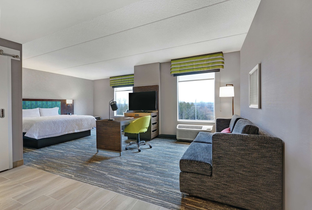 Studio, 1 King Bed, Refrigerator & Microwave (Wet bar) - Photo 2