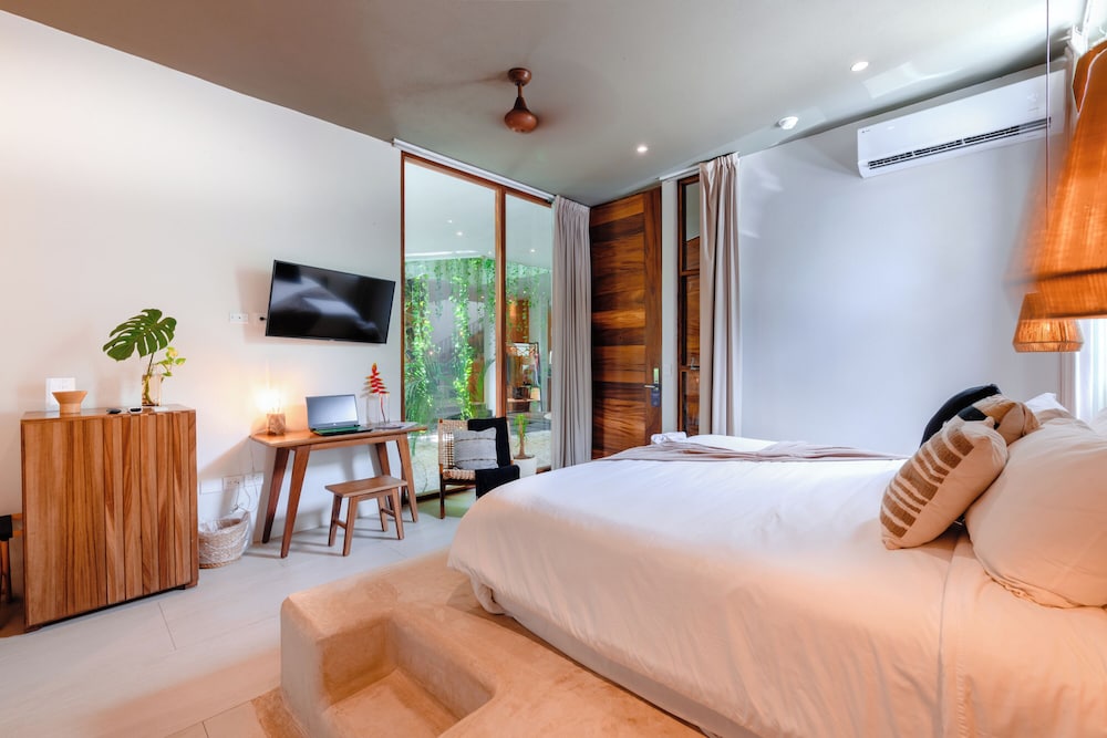 Deluxe Room, 1 King Bed, Private Bathroom photo 3