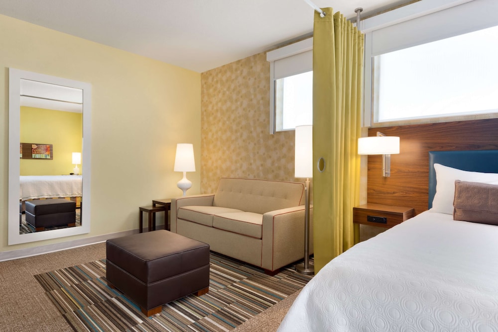 Studio, 1 King Bed, Accessible (Roll-in Shower)