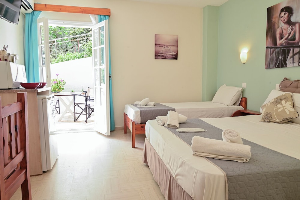Economy Triple Room, 1 Bedroom, Patio photo 1