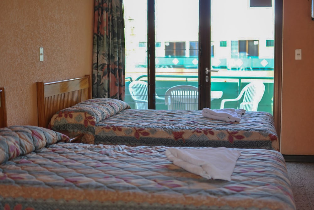 Standard Room (3 Double Beds) photo 2