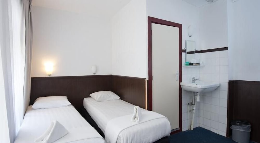 Basic Twin Room, 1 Bedroom, Shared Bathroom photo 2