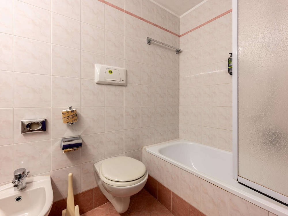 Standard Triple Room, 3 Twin Beds - Photo 9