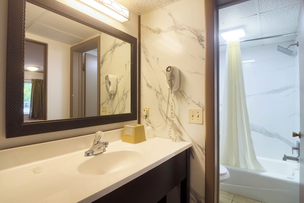 Room, 2 Queen Beds, Pool View - Photo 6