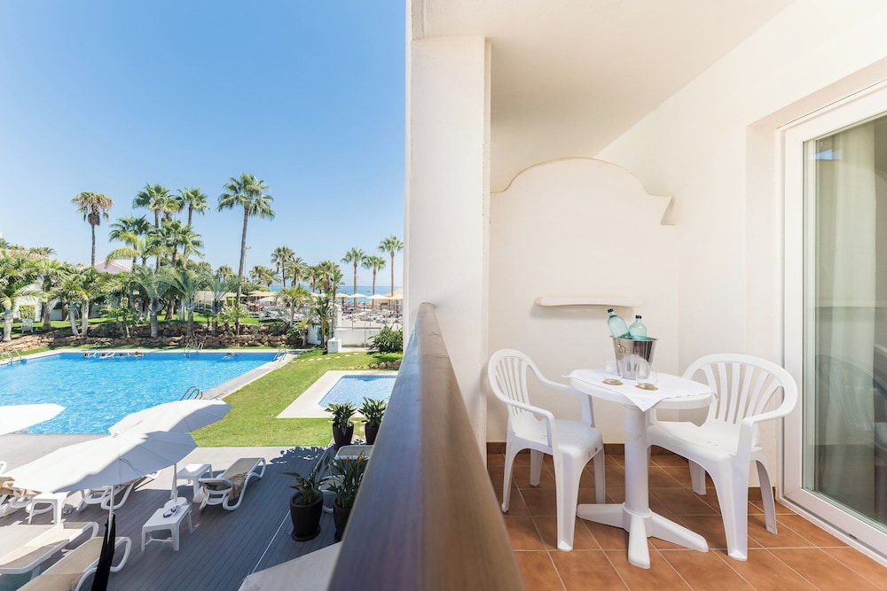 Double Room, Pool View (2 adults + 1 child) - Photo 1