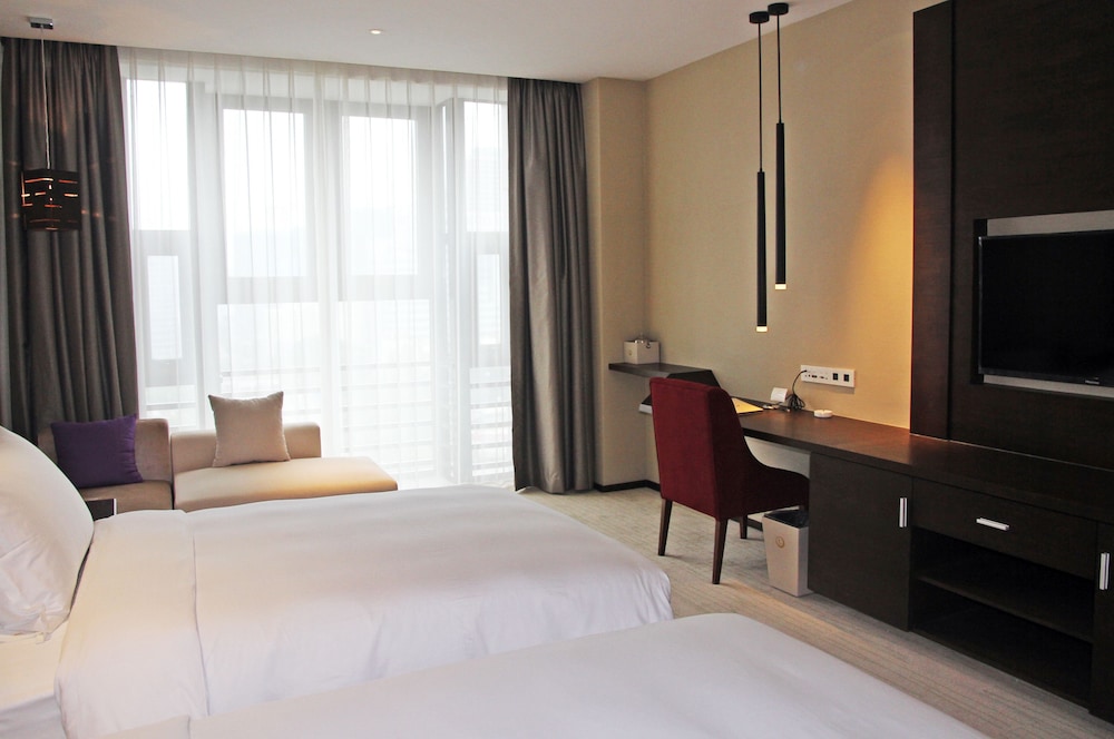 Deluxe Business King Room photo 2