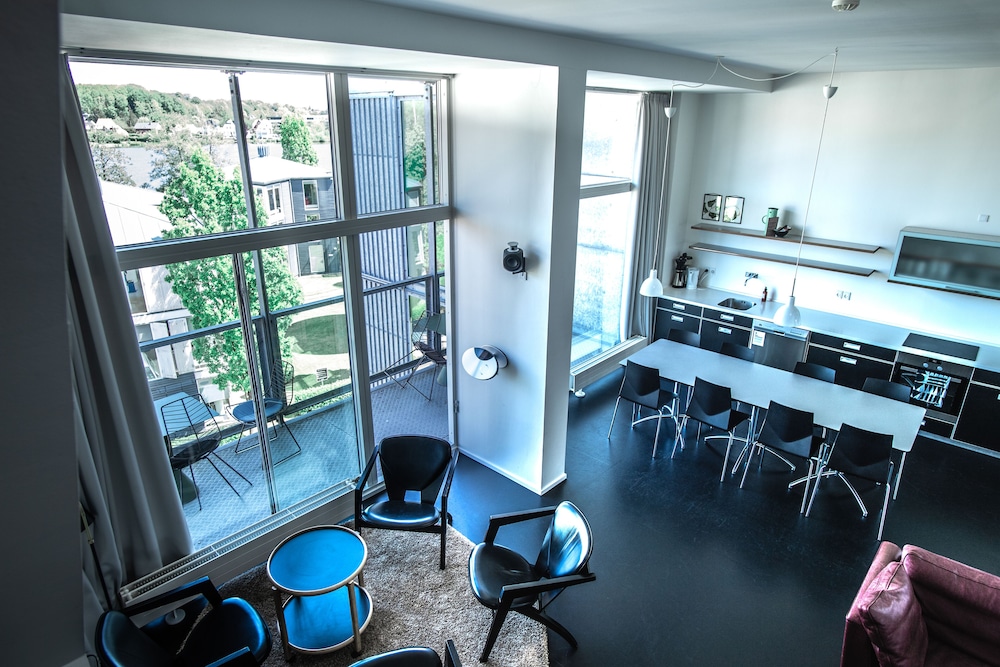 Penthouse, 3 Bedrooms, Balcony, Partial Lake View