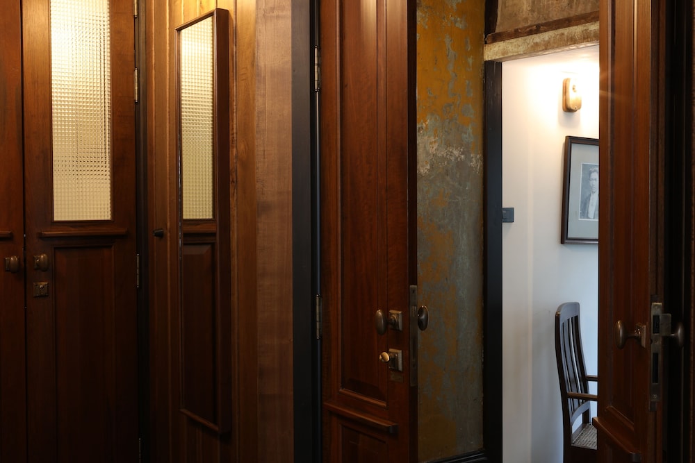 Superior Colonial Room