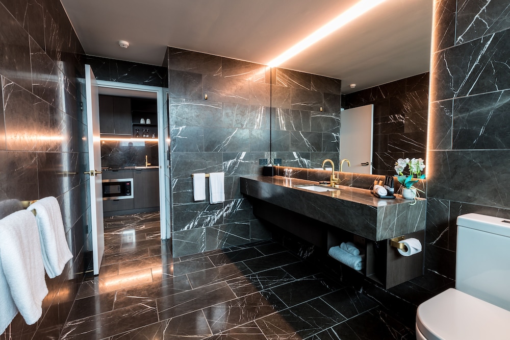 Corner Suite thumbnail 6