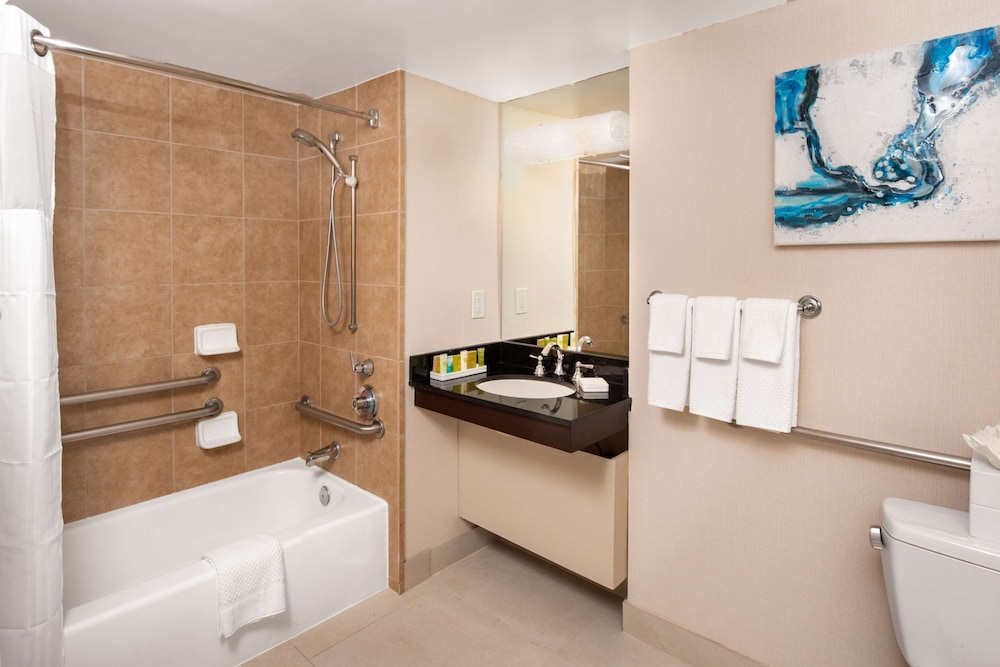 Superior Room, 1 King Bed, Accessible (Tub), Harbor View, High Floor thumbnail 5