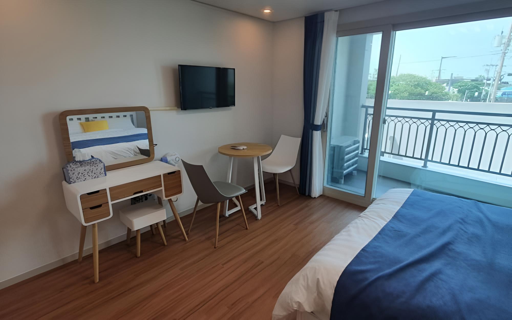 Room (Room 302)