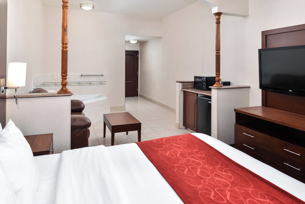 Suite, King, In-Room Hot Tub, Non Smoking - Photo 1
