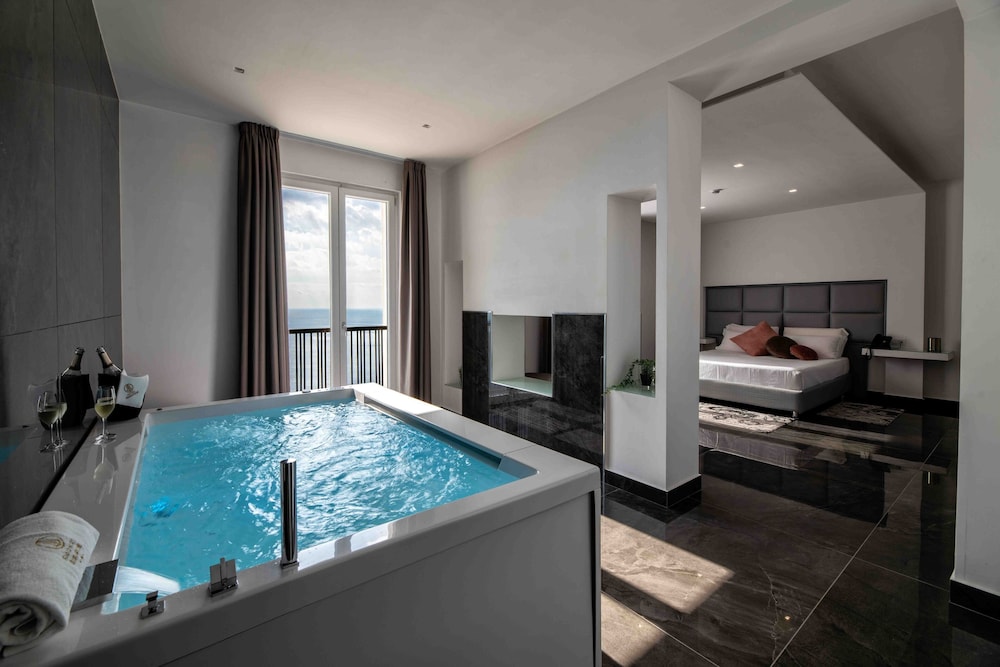 Exclusive Studio Suite, Jetted Tub, Sea View