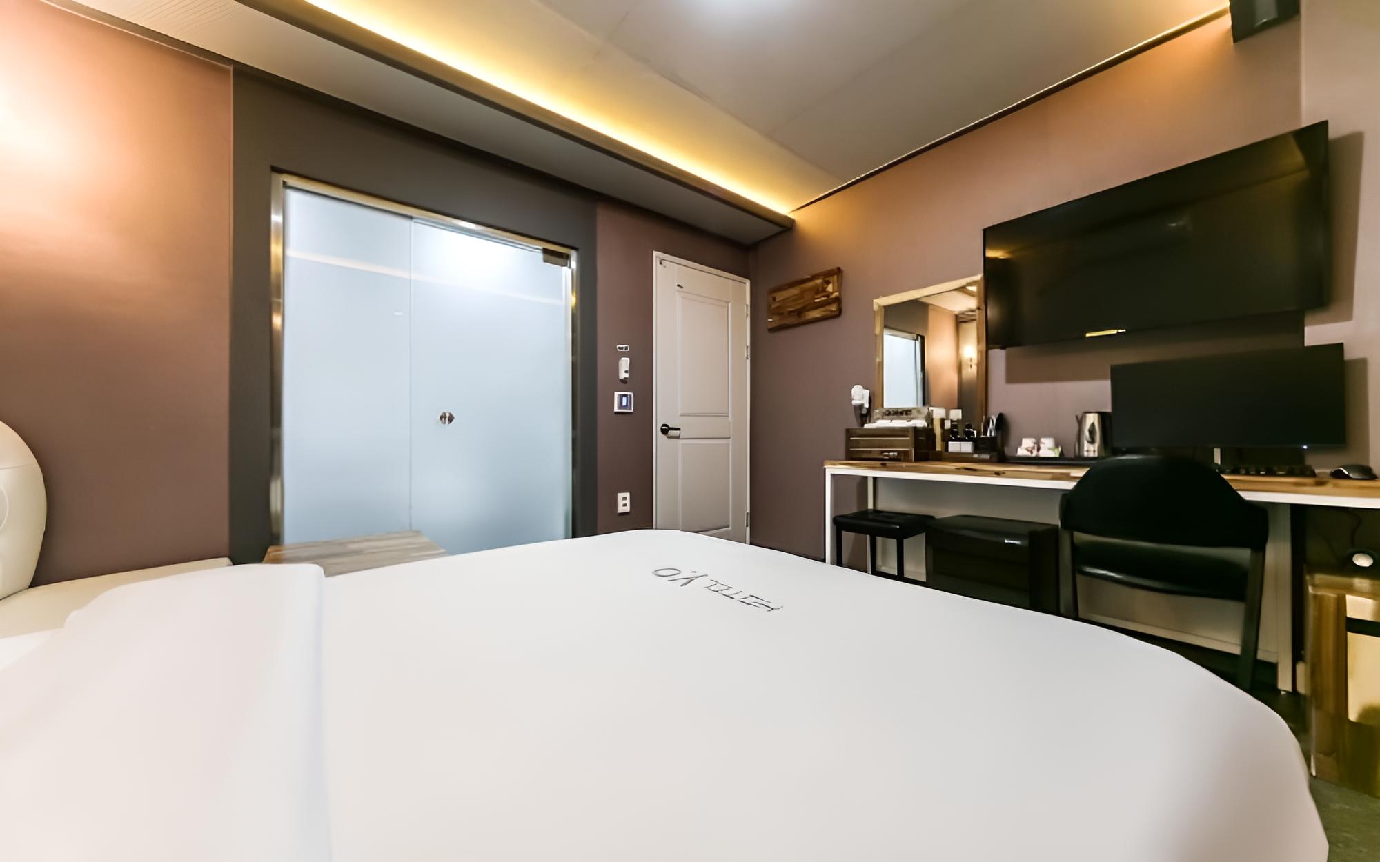 Room (Suite (1PC/tub))