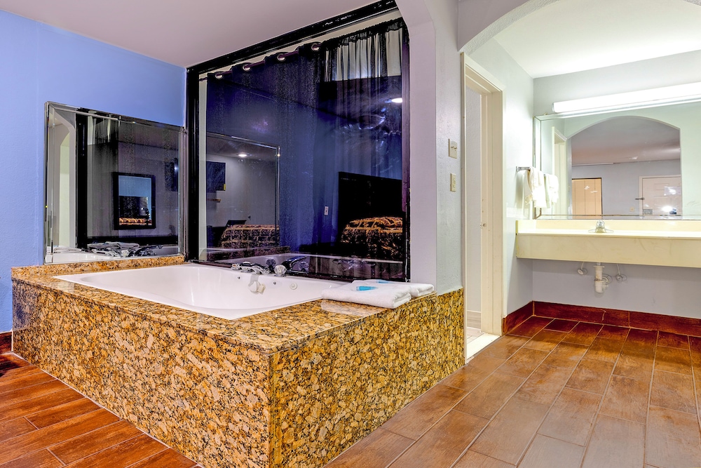 Room, 1 King Bed, Non Smoking, Jetted Tub - Photo 5