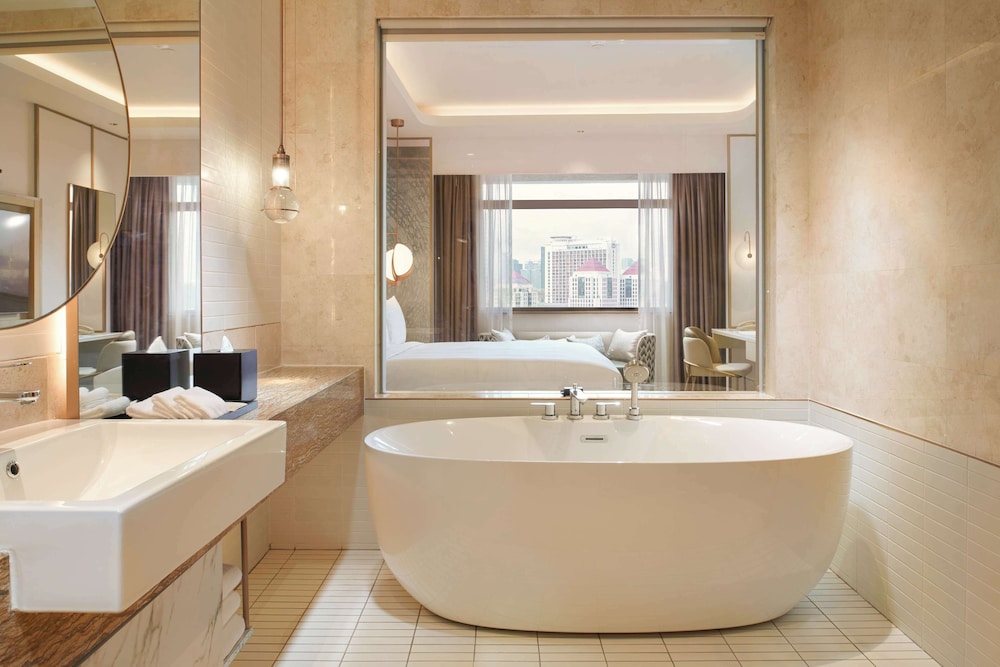 King Premium Suite with Lounge Access - Photo 7