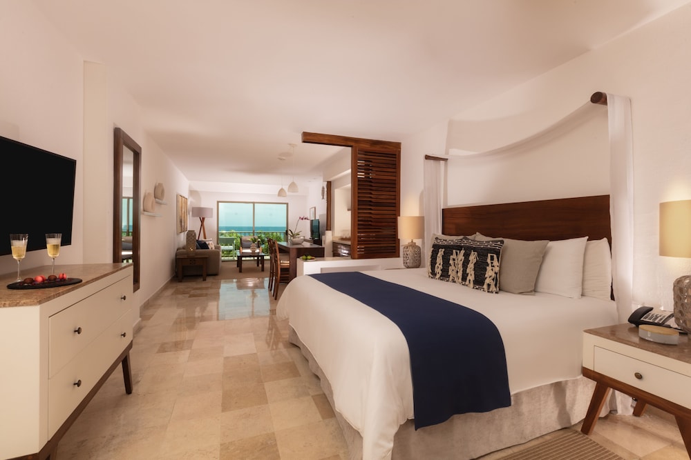 Premiere Oceanfront Suite With Jacuzzi