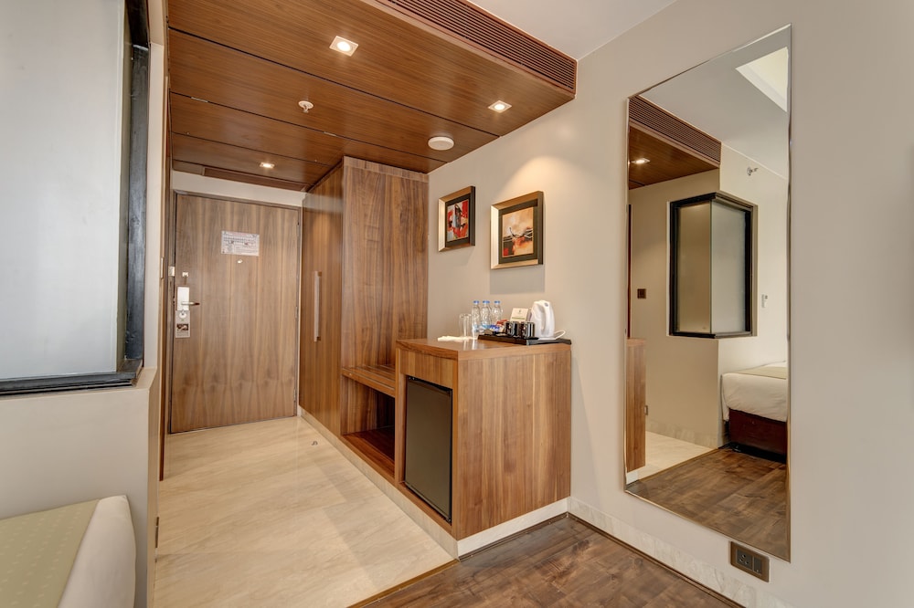 Suite, 1 King Bed photo 3