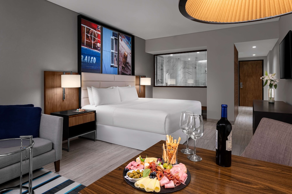 Premium Room, 1 King Bed thumbnail 5