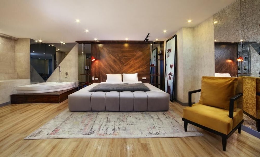 Luxury Suite, 1 King Bed photo 2