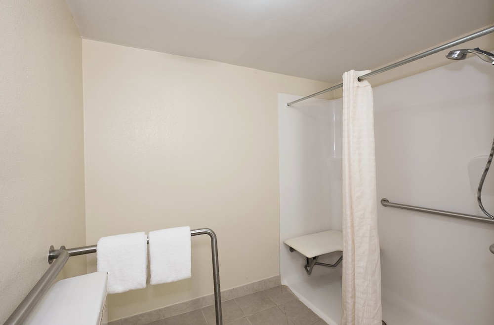 Superior Room, 1 King Bed, Accessible, Non Smoking - Photo 5